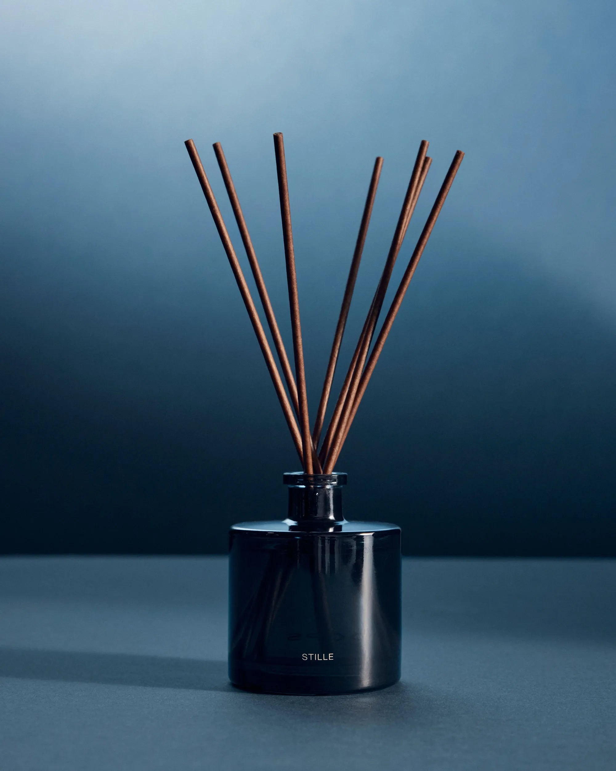 Duftstäbchen Stille · Limited Edition von Looops, Diffuser mit Rattanstäbchen