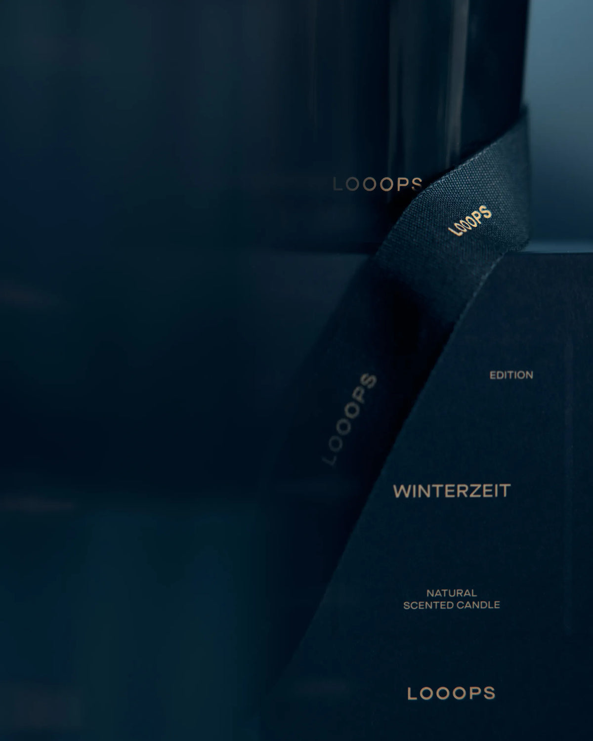 Große Duftkerze Winterzeit · Limited Edition von Looops mit Verpackung