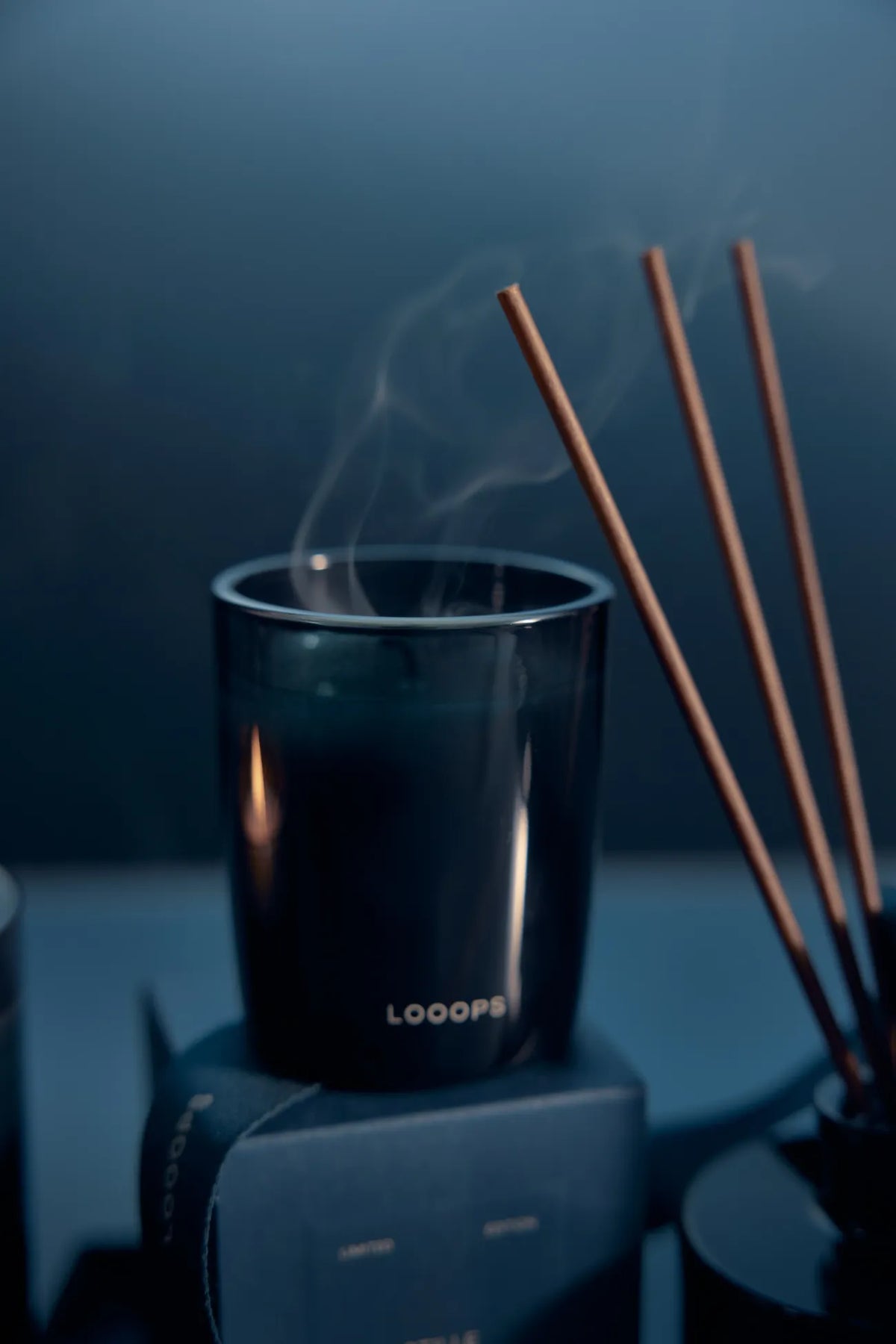 Duftkerze und Duftstäbchen der Looops Winter-Limited-Edition im Ambiente