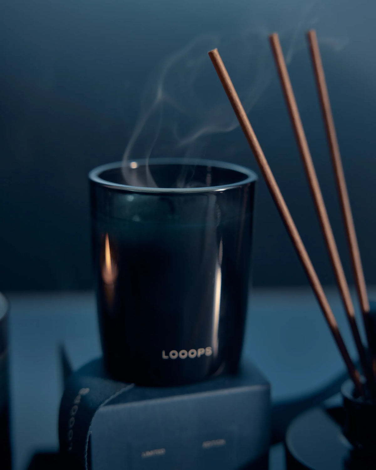 Duftkerze und Duftstäbchen der Looops Winter-Limited-Edition im Ambiente