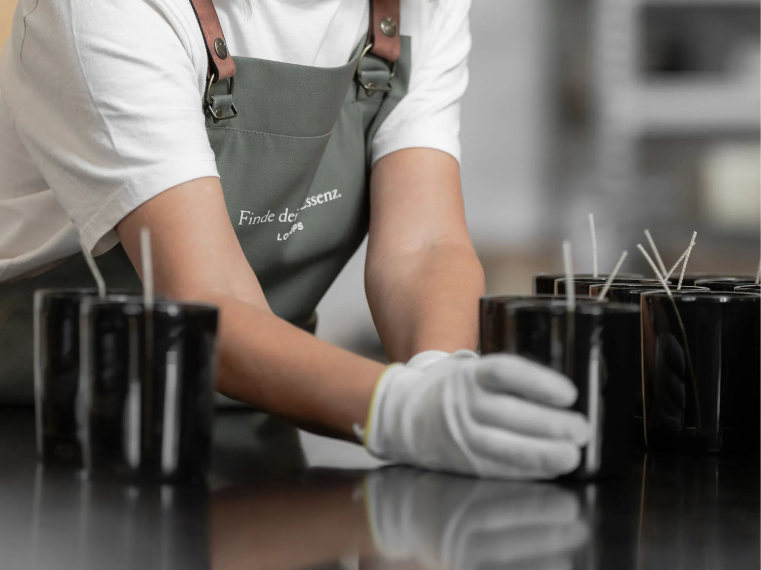 Looops Manufaktur giessen von Duftkerzen im Glas