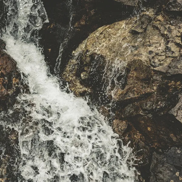 Wasser braust den Felsen entlang