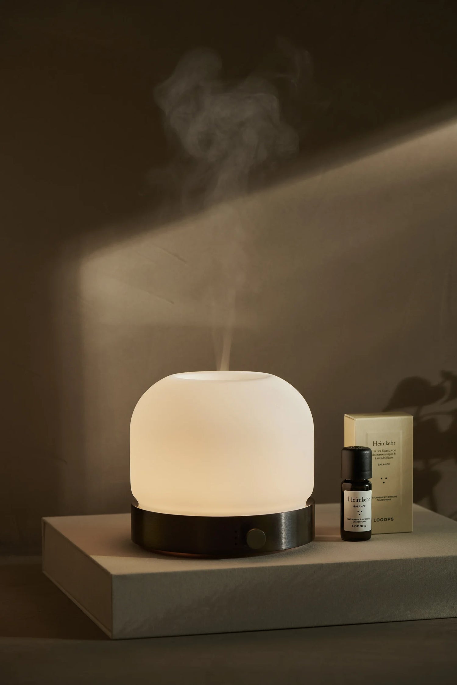 Eingeschaltener Aroma Diffuser mit naturlichem ätherischen Öl.