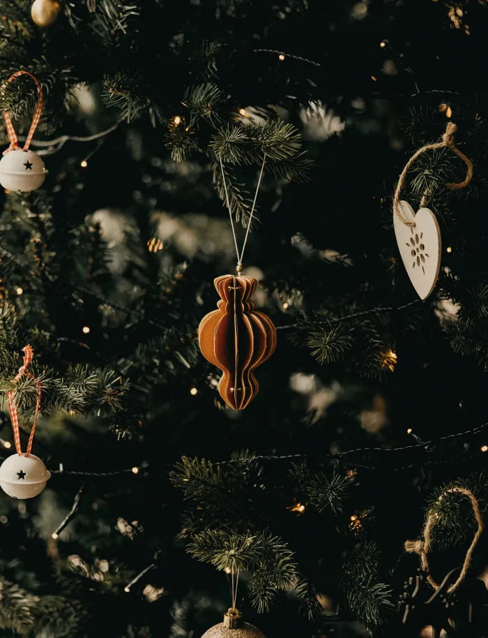 Natural-colored ornaments on the Christmas tree