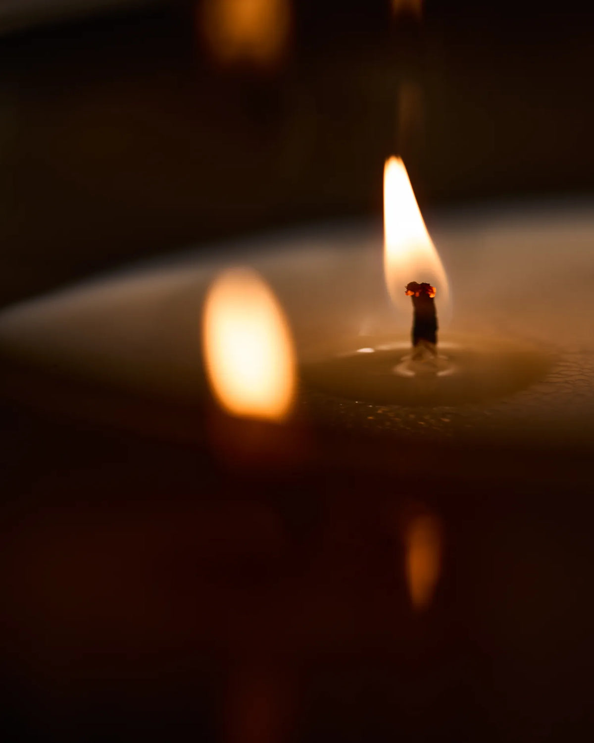 Close-up of two burning wicks, a scene evoking the atmosphere of the Looops Winterzeit